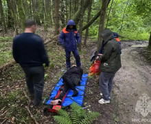 В Зеленоградском округе спасатели эвакуировали рыбака, сломавшего ногу в лесу