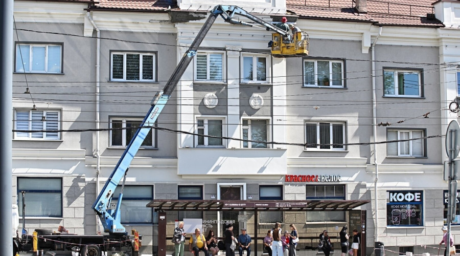 В Калининграде спустя два года после ремонта снова разрушается декор столетнего дома