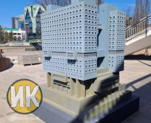 В Калининграде установили уменьшенную копию Дома Советов