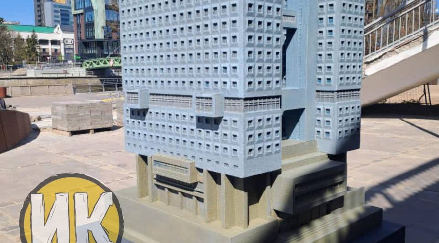 В Калининграде установили уменьшенную копию Дома Советов