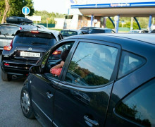 Дефицит бензина в Калининграде привёл к очередям на АЗС и сокращению автобусных рейсов