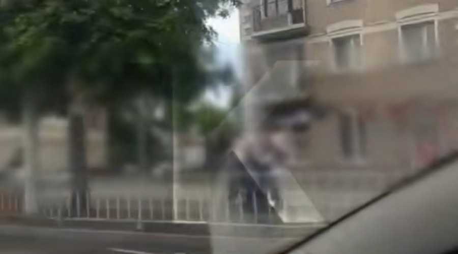 В центре Калининграда трое подростков на мопеде передвигались по тротуару и проезжей части