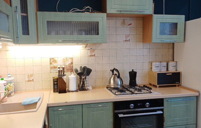 Продам угловую кухню б/у