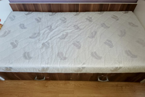Продам детскую кровать 160х80 с матрасами и бортиком