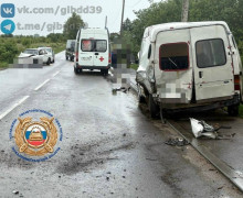 В Гусеве автомобиль столкнулся с припаркованным микроавтобусом, который отбросило на пешехода