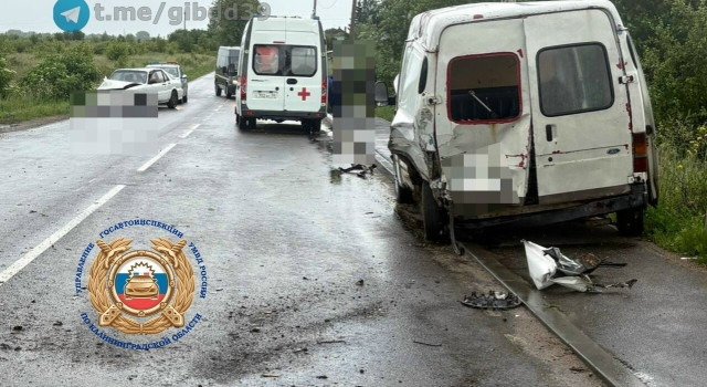 В Гусеве автомобиль столкнулся с припаркованным микроавтобусом, который отбросило на пешехода