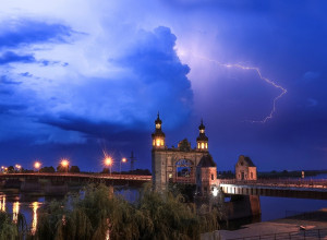 Грозовое небо над мостом королевы Луизы запечатлела калининградка