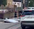 На проспекте Калинина в Калининграде с грузовика высыпались стройматериалы