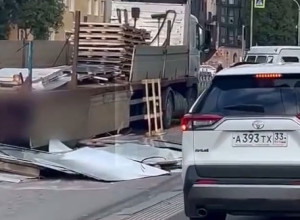 На проспекте Калинина в Калининграде с грузовика высыпались стройматериалы