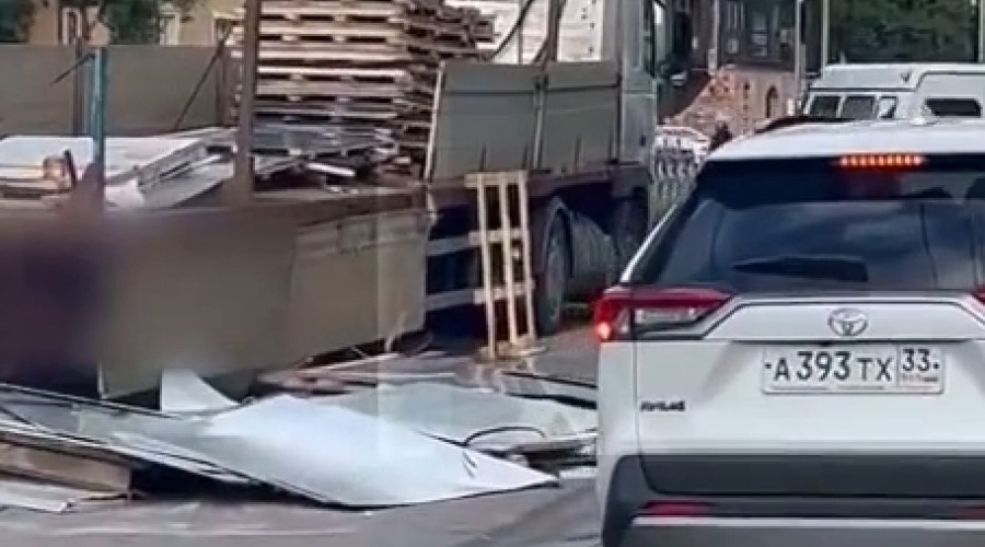На проспекте Калинина в Калининграде с грузовика высыпались стройматериалы
