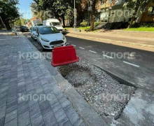 В Калининграде на улице Генерала Галицкого вновь увеличивается провал, ранее образовавшийся под автомобилем