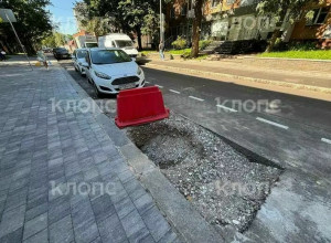 В Калининграде на улице Генерала Галицкого вновь увеличивается провал, ранее образовавшийся под автомобилем