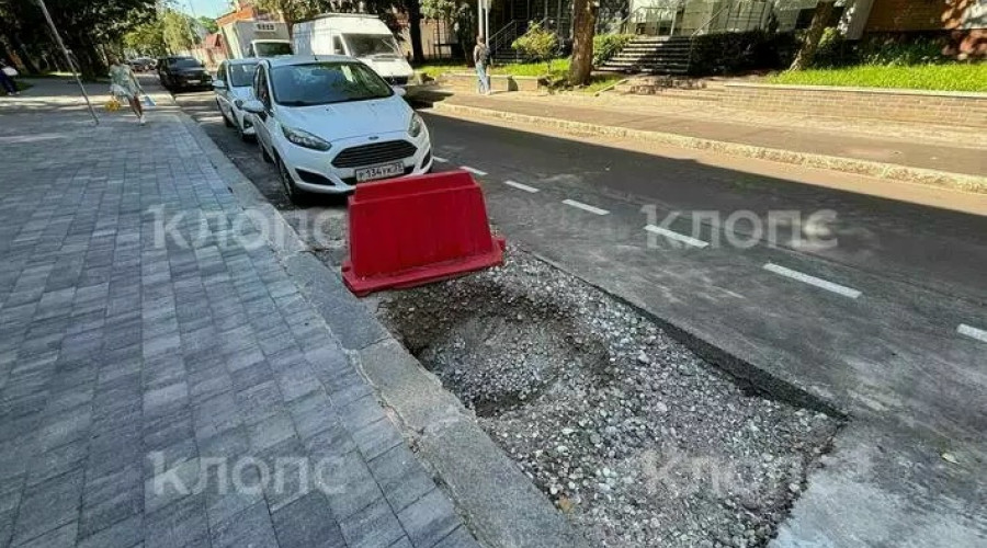 В Калининграде на улице Генерала Галицкого вновь увеличивается провал, ранее образовавшийся под автомобилем