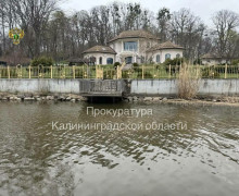 В Родниках участок у Преголи с домом и пирсом оказался в частной собственности, прокуратура оспаривает права
