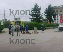 В центре Калининграда сотрудник, обслуживавший фонтан, упал в открытый люк