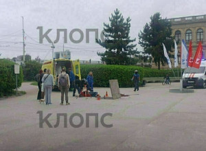 В центре Калининграда сотрудник, обслуживавший фонтан, упал в открытый люк