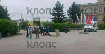 В центре Калининграда сотрудник, обслуживавший фонтан, упал в открытый люк