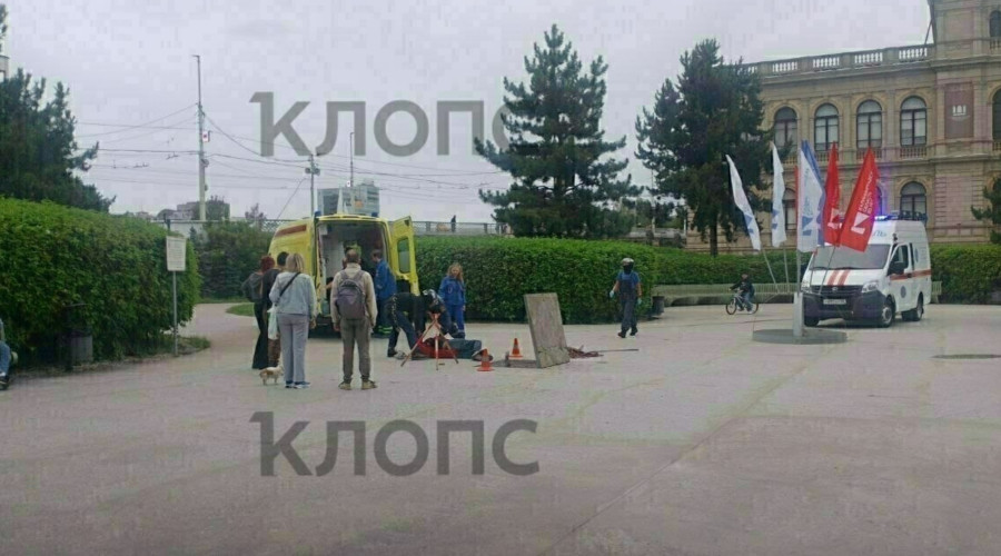 В центре Калининграда сотрудник, обслуживавший фонтан, упал в открытый люк