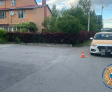 В Зеленоградске таксист сбил подростков на самокате: пострадали двое детей