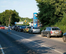 Дефицит бензина в Калининграде привёл к очередям на АЗС и сокращению автобусных рейсов