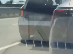 В Калининграде водителям в очереди к АЗС бесплатно раздавали холодную воду