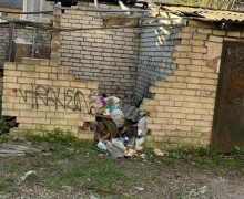 От угольных складов до мусорных завалов: жительница Калининграда безуспешно добивается сноса заброшенных сараев на Батальной