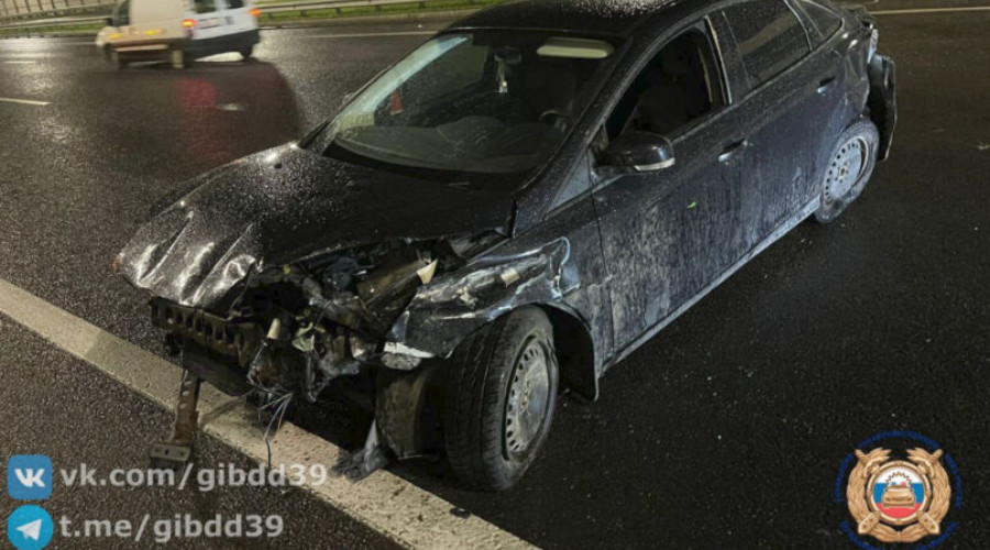 Водитель врезалась в дорожное ограждение, после чего её госпитализировали Водитель врезалась в дорожное ограждение, после чего её госпитализировали