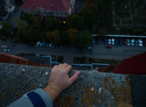 В Черняховске подросток выпал из окна заброшенного здания и получил травмы