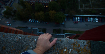 В Черняховске подросток выпал из окна заброшенного здания и получил травмы