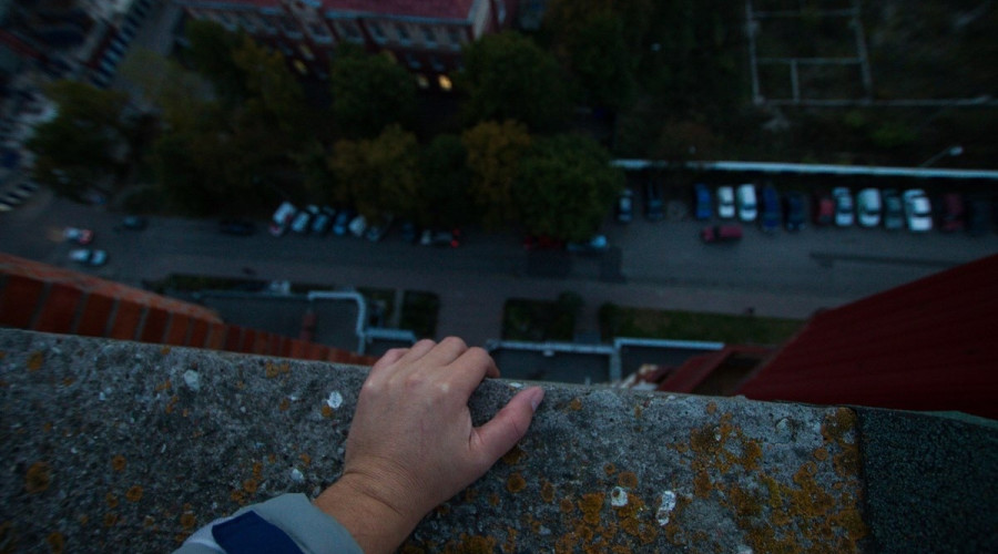 В Черняховске подросток выпал из окна заброшенного здания и получил травмы