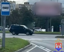 Полицейские нашли мужчин, устроивших опасный заезд на капоте Toyota по улице Гайдара, и доставили их в отдел