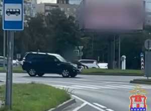 Полицейские нашли мужчин, устроивших опасный заезд на капоте Toyota по улице Гайдара, и доставили их в отдел