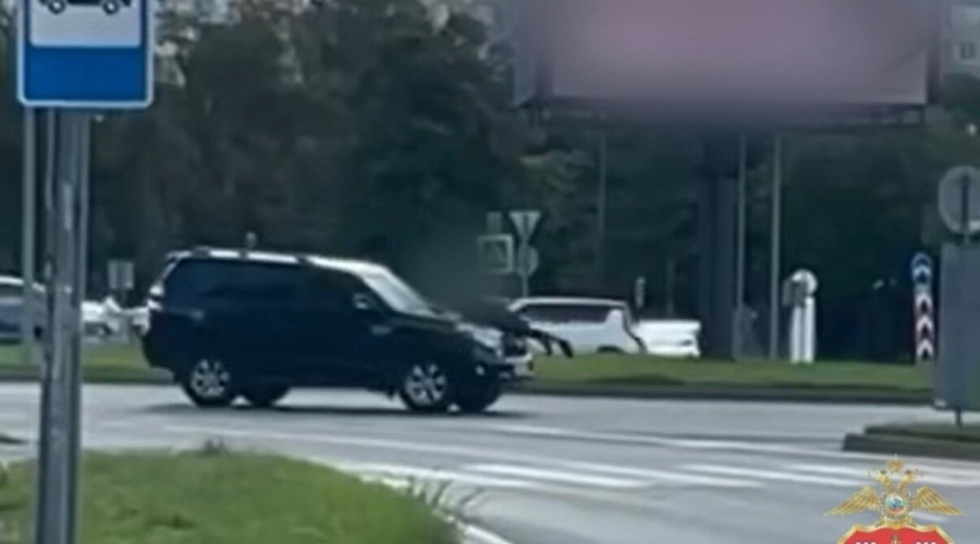 Полицейские нашли мужчин, устроивших опасный заезд на капоте Toyota по улице Гайдара, и доставили их в отдел