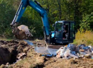 В Гурьевском районе экскаватором закапывают мусор в яму у посёлка Малое Васильково