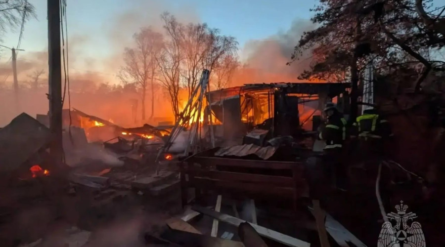 Пожар в кафе «Маяк» на Куршской косе: открытое горение охватило 500 квадратных метров