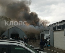 В Калининграде на улице Менделеева загорелась станция техобслуживания «Форсаж»