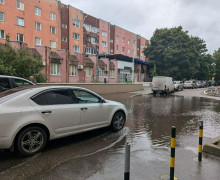 После ливня в Калининграде дорогу к поликлинике на Университетской затопило