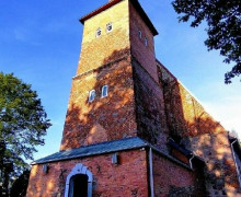 Старинная кирха, тихие аллеи, старые дома и лесопарк, в котором почти не слышно города