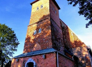 Старинная кирха, тихие аллеи, старые дома и лесопарк, в котором почти не слышно города