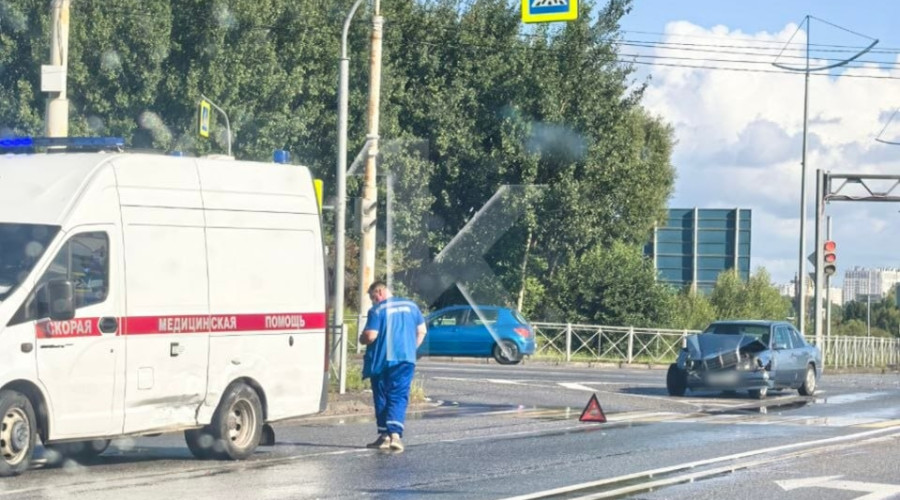 На перекрёстке Емельянова и окружной столкнулись два автомобиля