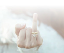 В России за неприличный жест грозит штраф до 5 тысяч рублей: примеры из судебной практики