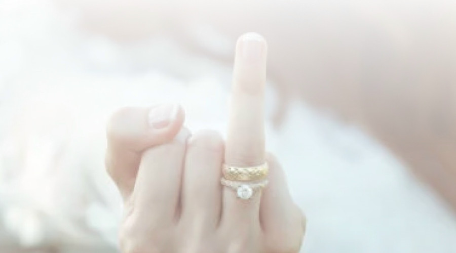 В России за неприличный жест грозит штраф до 5 тысяч рублей: примеры из судебной практики