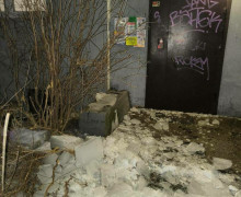 Глыба наледи рухнула с крыши пятиэтажки — калининградка чудом избежала травм.