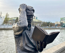 На острове Канта в Калининграде установили скульптуру студента с книгой Канта