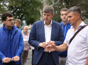 Андрей Кропоткин обсудил с жителями Калининграда проблему контейнерной площадки на Портовой и Серпуховской