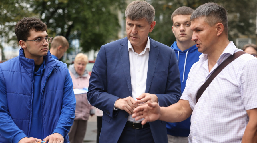 Андрей Кропоткин обсудил с жителями Калининграда проблему контейнерной площадки на Портовой и Серпуховской