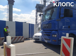 На выезде с двухъярусного моста в Калининграде образовалась пробка из-за ДТП