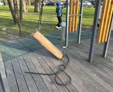 В сквере «Вектор» в Зеленоградске сломаны недавно отремонтированные лавочки-качели