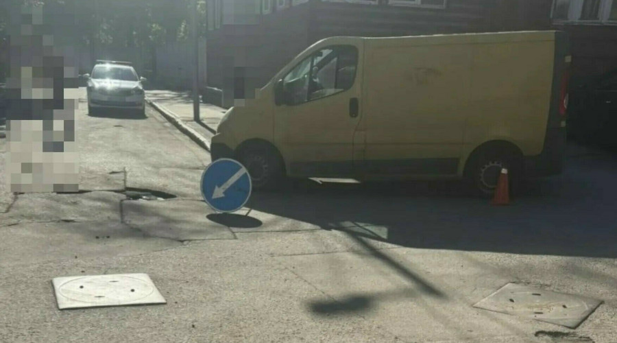 В Калининграде микроавтобус сбил подростка на самокате на тротуаре