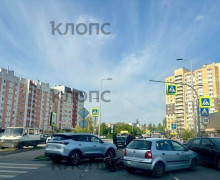 На улице Автомобильной в Калининграде легковой автомобиль сбил 26-летнюю девушку на мотоцикле